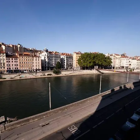 Vieux Avec Vue Sur La Saone Ail *